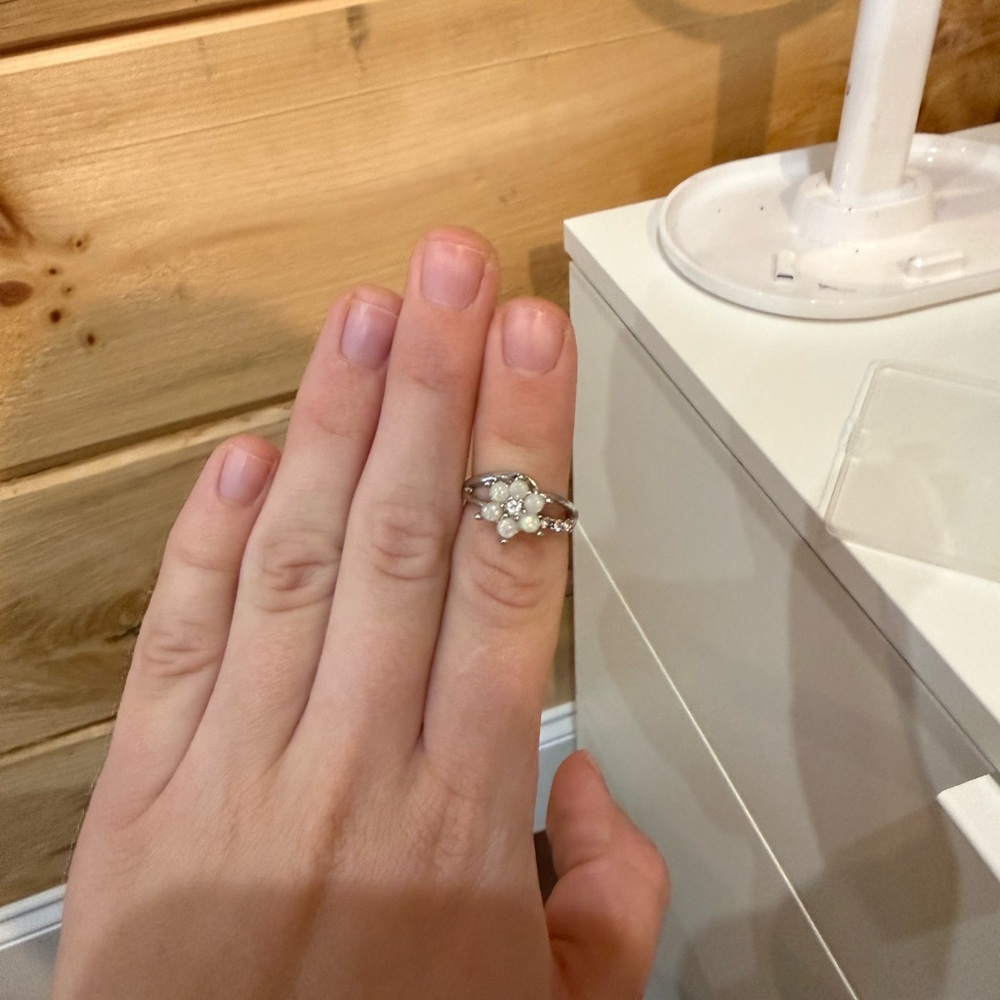 Amazon Silver and White Floral Ring